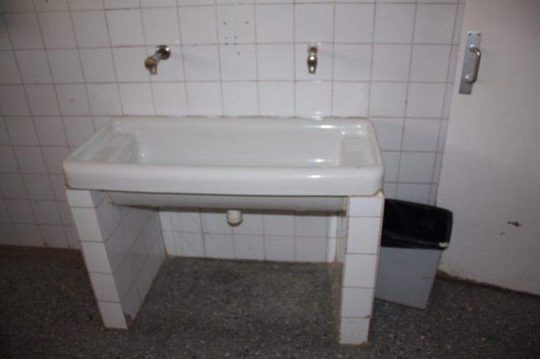 Reparant les rajoles dels lavabos de Primaria